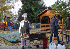 Kucharz, który przygotowuje dania na grilu.