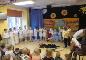 Dzieci w przebraniu Św. Józefa, Maryję oraz Aniołków i Pastuszków przedstawiają jasełka.