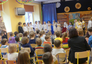 Dzieci w przebraniu Św. Józefa, Maryję oraz Aniołków i Pastuszków przedstawiają jasełka. Dzieci z pozostałych grup mogły z widowni oglądać przedstawienie.