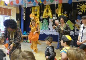 Organizatorzy balu przy pomocy pracownikó przedszkola w trakcie konkursu.